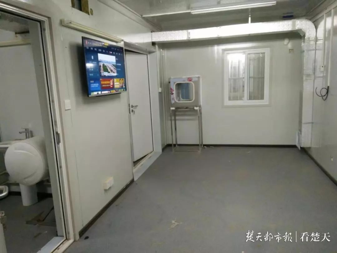 医院病房内,窗户旁边的小窗口是专门用于给病人送食物送药品图片
