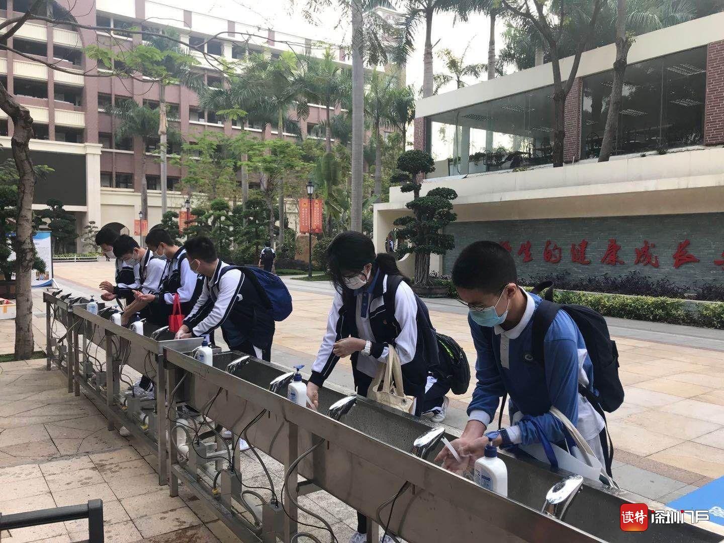 进校园后,学生先洗手.