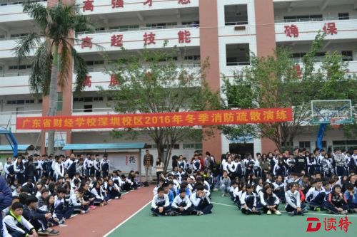 校园响起警报 原来是冬季消防疏散演练