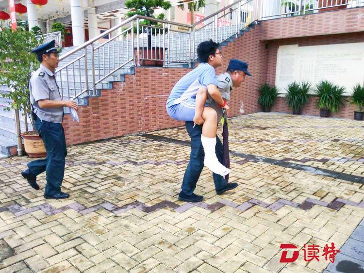 右腿骨折，不能中考？盐田警察蜀黎背他进考场！