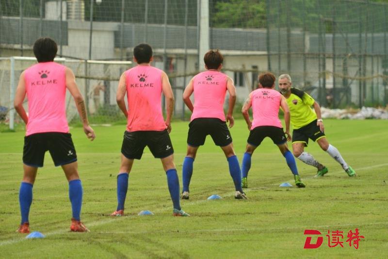 深圳佳兆业足球队公开训练 攻防两端练防守