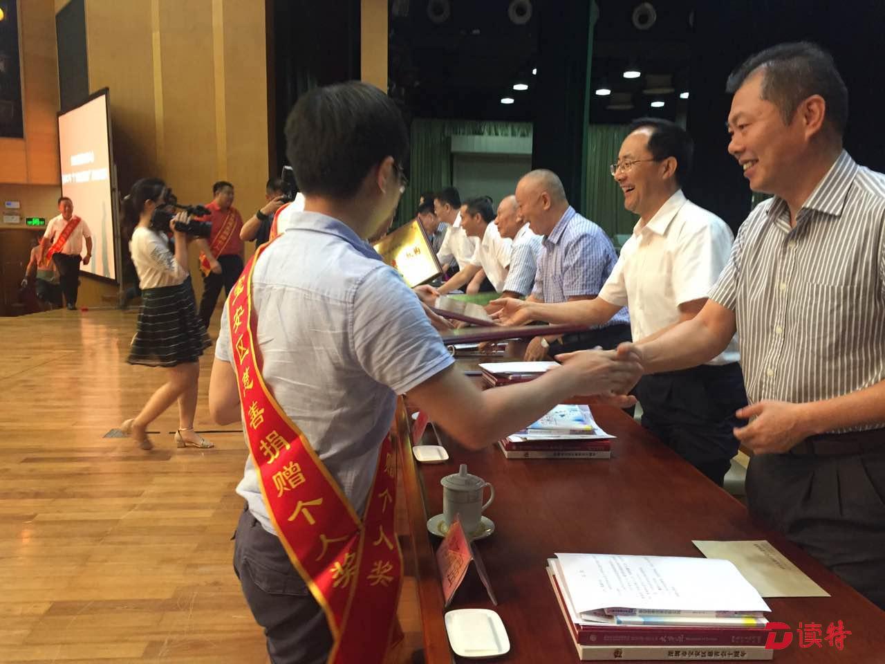 快来围观！宝安区慈善奖颁奖啦