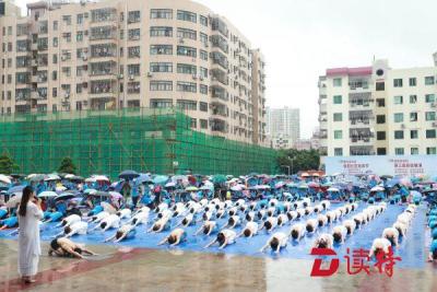 速来围观！２０００深圳人雨中练瑜伽