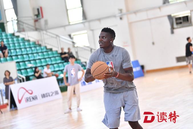 NBA球星来深圳啦！卡佩拉走进校园为中国赛预热