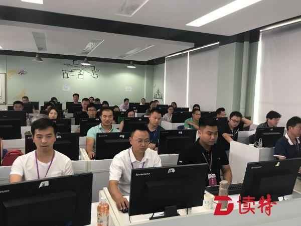 探秘中考阅卷现场：930名老师每天阅卷8小时 手机没收