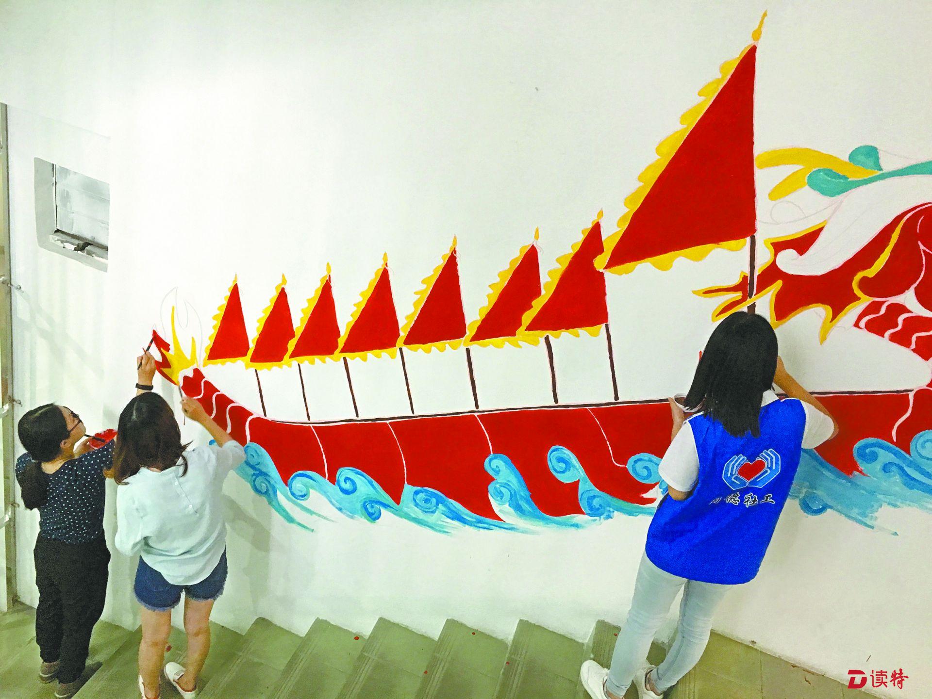绘出多彩暑期！东莞大学生义务为社区服务站墙绘