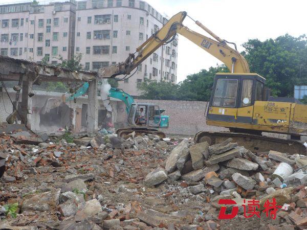 龙城街道清拆违建打通断头路