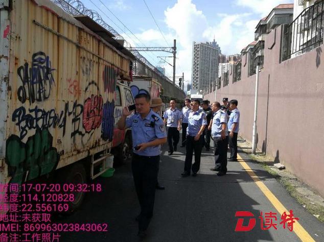 2辆“僵尸车”竟在铁道边停了5年！桂园街道出手清理