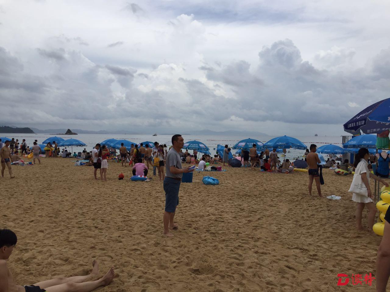 大梅沙海滨公园不许游客自带遮阳伞 管理处称不安全