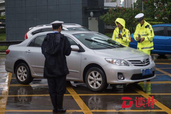 违法占用黄方格 282辆车今天被罚