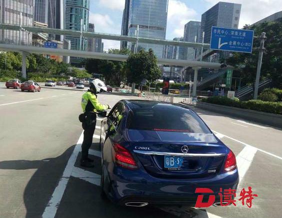 边开车边抽烟 罚300元记2分！