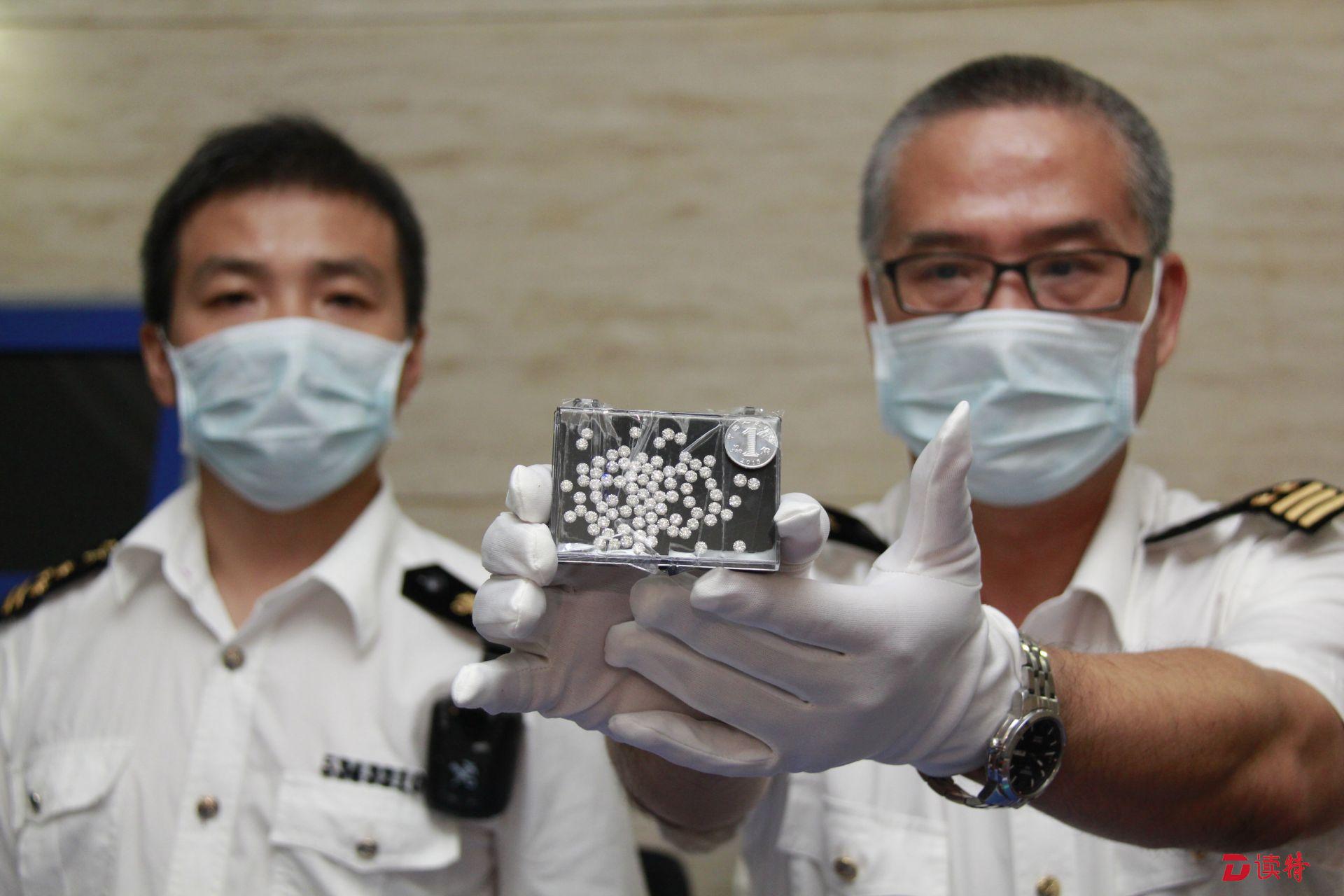 “闪瞎了”！男子兜揣千颗钻石欲走私