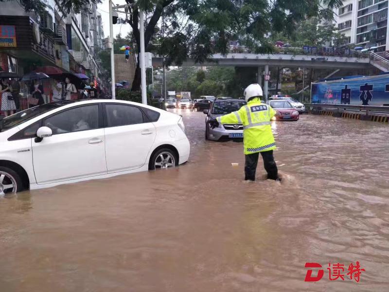 盐田暴雨红色预警 满街交警“小黄人”亮了