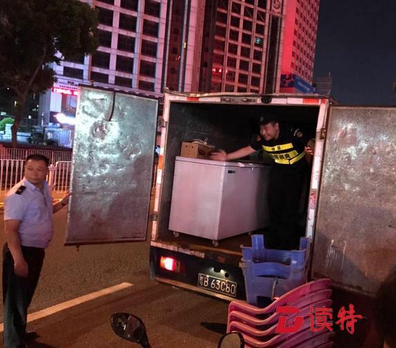 桂园街道严查露天烧烤 暂扣一批违法经营物品