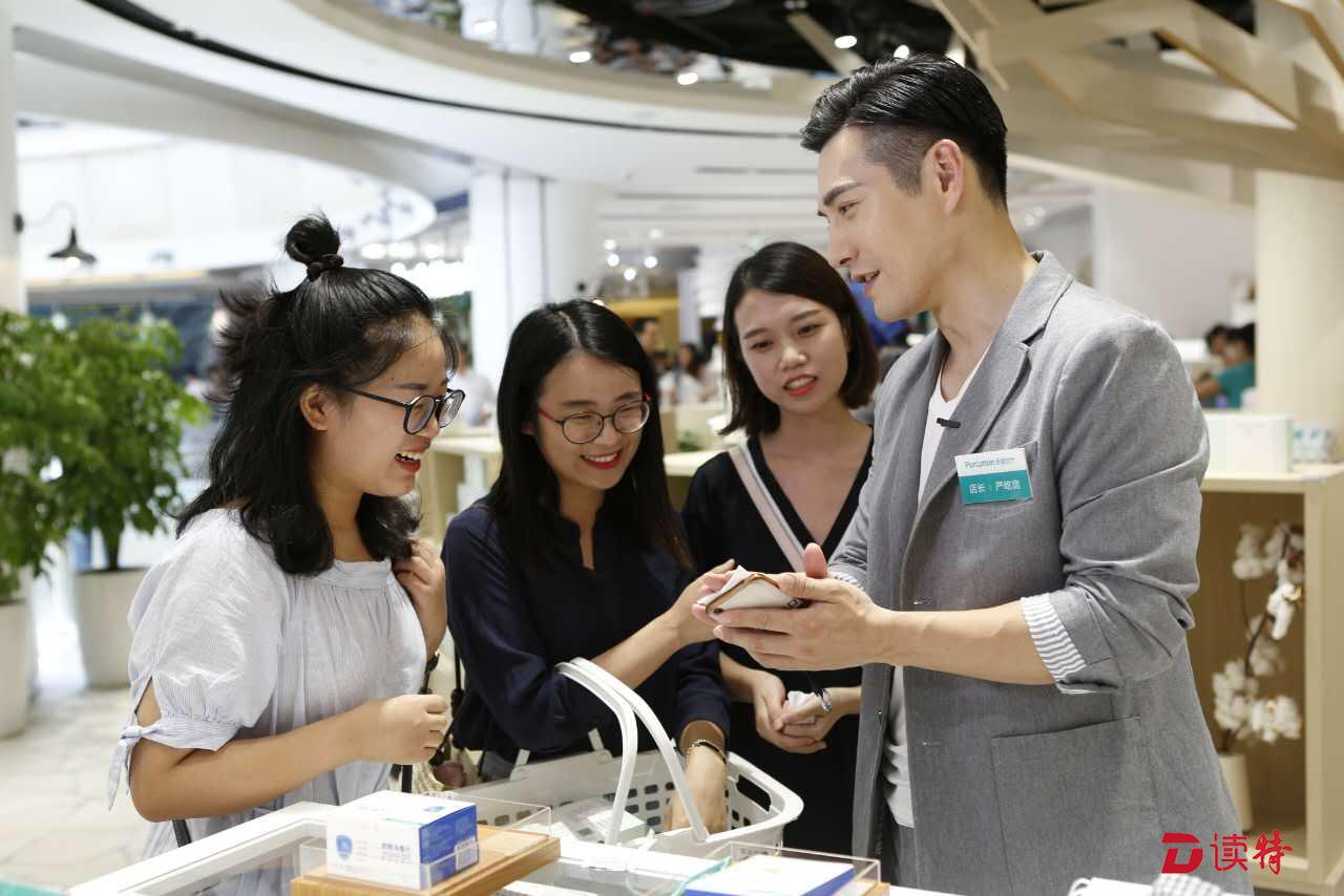 “线下升级”吸引严屹宽到店体验并出任明星店长