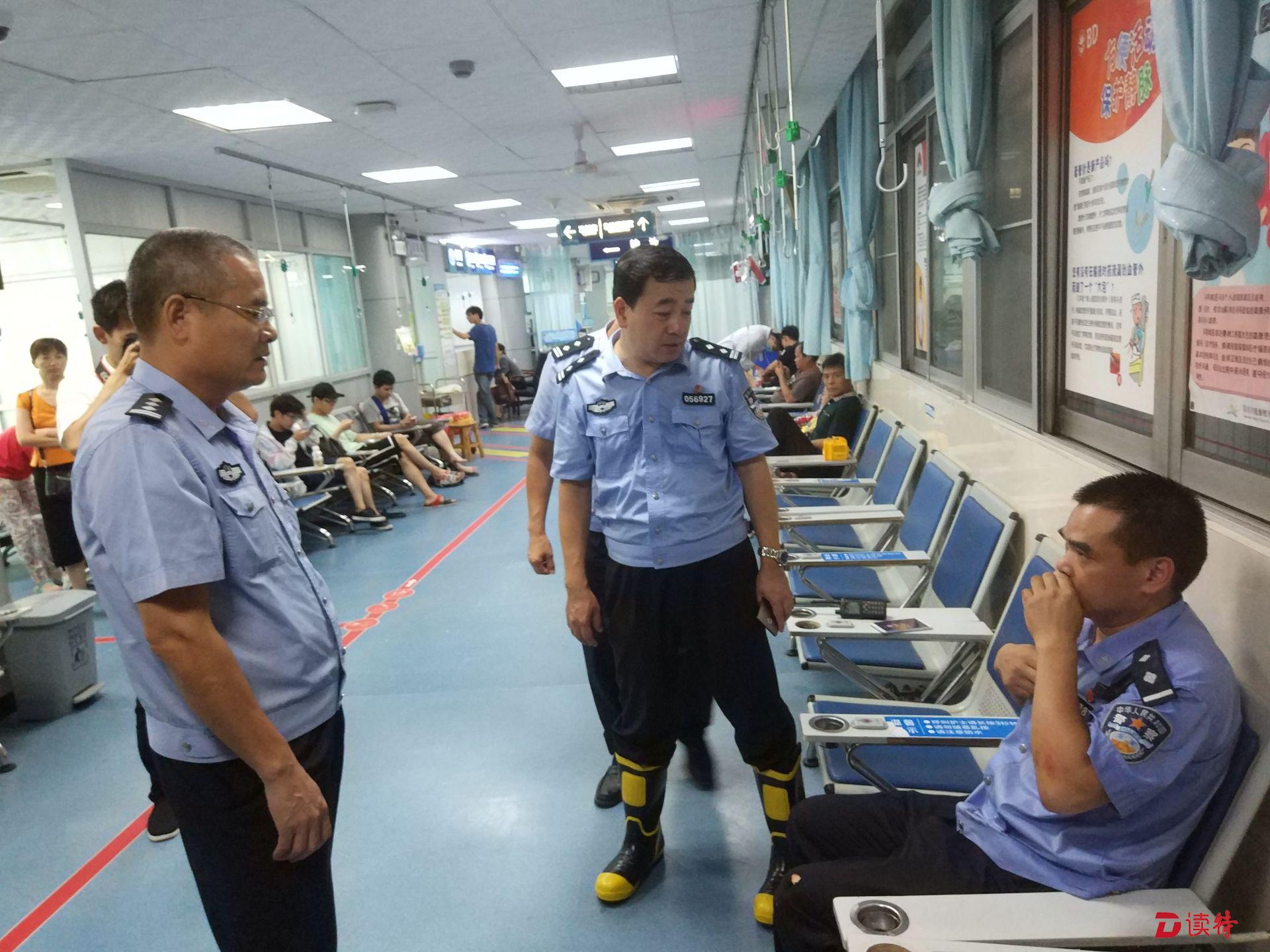 救助被困群众，民警不幸受伤！网友直呼心疼