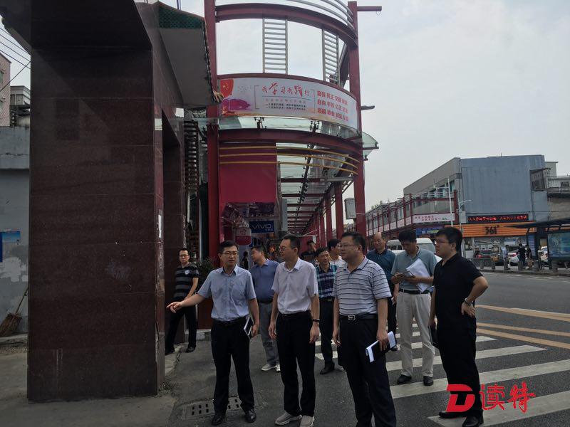 坪山区人大领导冒酷暑深入背街里巷检查“创文” 