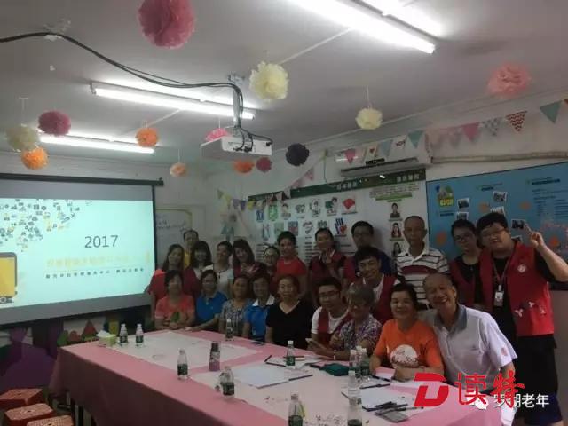 聊天、加好友、自拍……新兴社区这群老人玩微信玩得很嗨