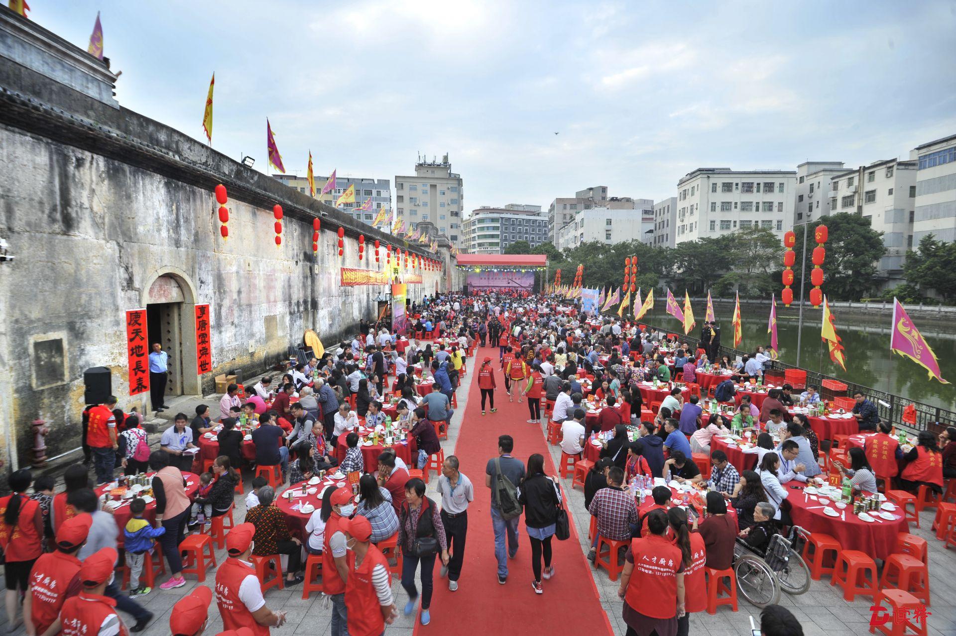 2000多人为了这件事来到鹤湖新居，这家还摆了250桌宴席