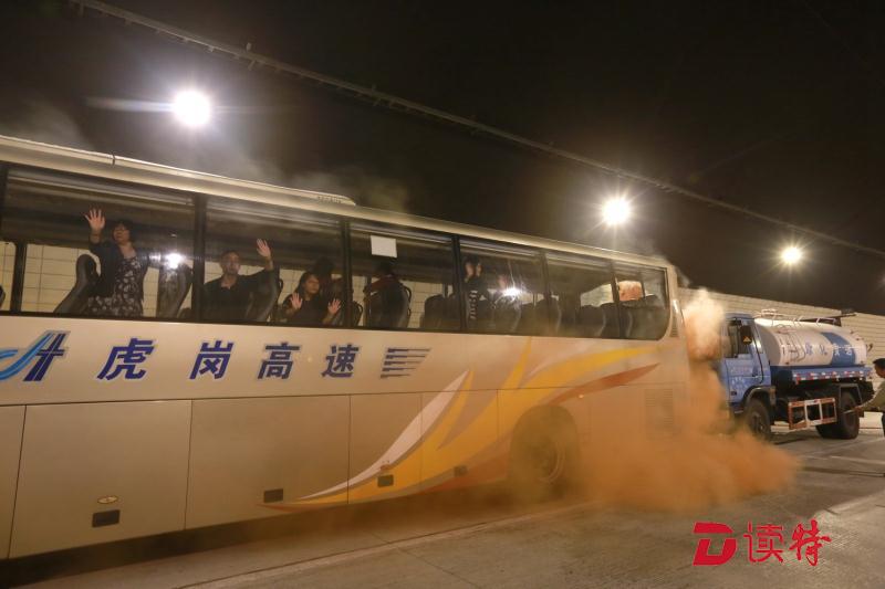紧急！东莞高速隧道内槽罐车追尾大巴车起火……