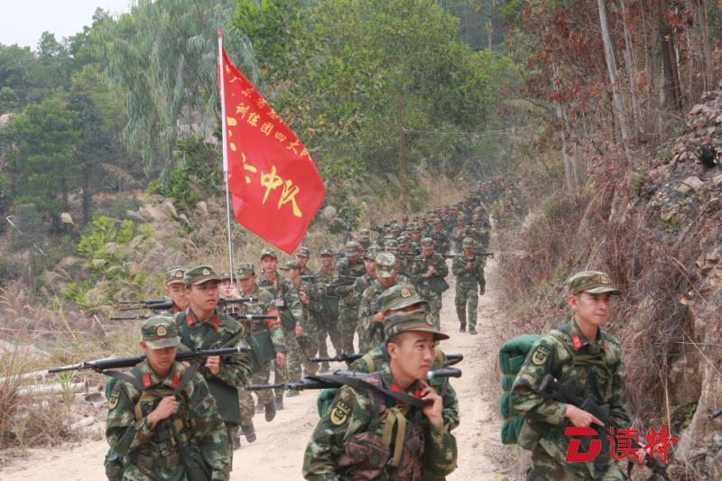 这也是“芳华”！深圳“98后”新兵拉练百余公里不掉队