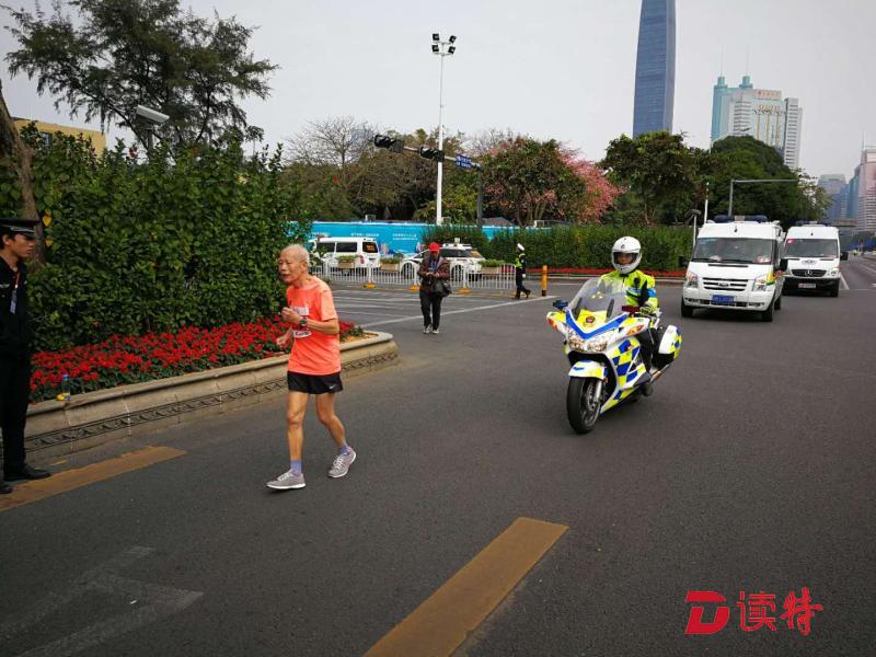 暖心！“深马”赛场上这些感人的身影