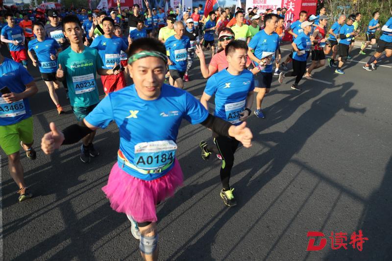2017“宝马”开跑 深圳语文老师夺女子全马季军
