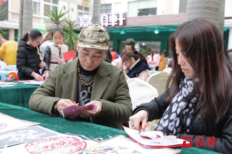 老书法家写春联！力嘉第四届迎春送福嘉年华热火朝天