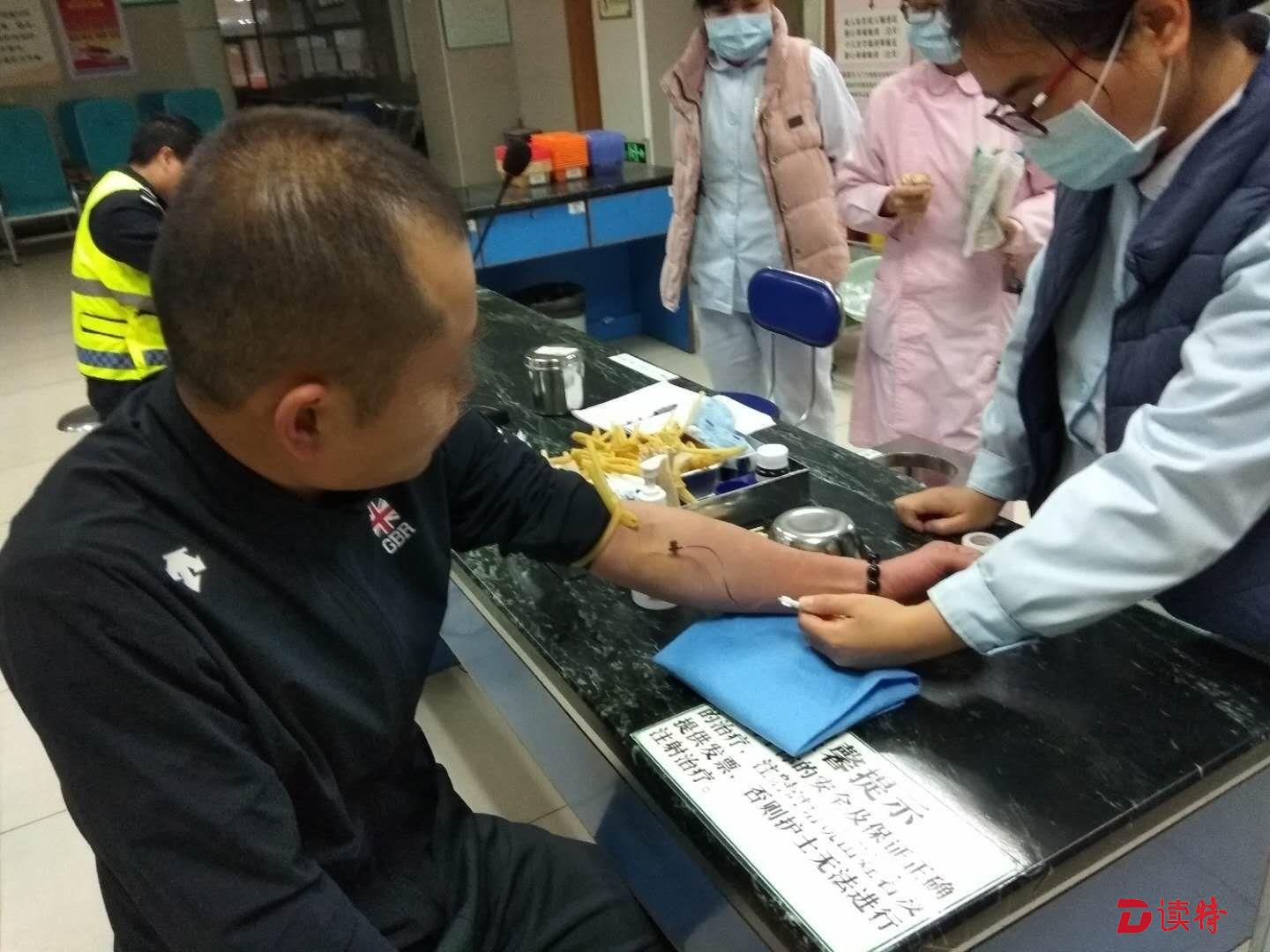 惠州酒驾男子东莞路上睡着 交警叫他“起床”