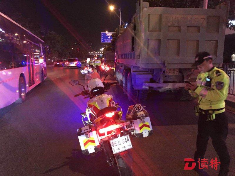 元宵赏月正当时  松岗交警上街查处泥头车