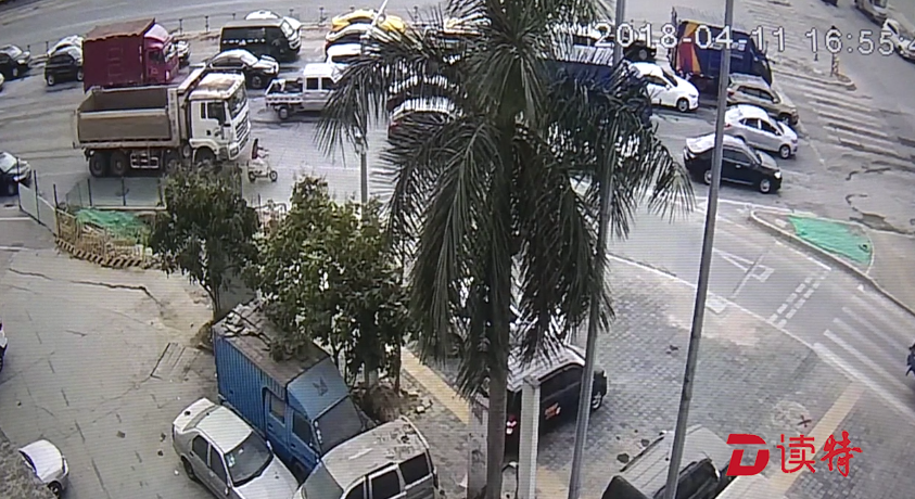 又是盲区！泥头车转弯卷进电单车 骑车女子当场死亡