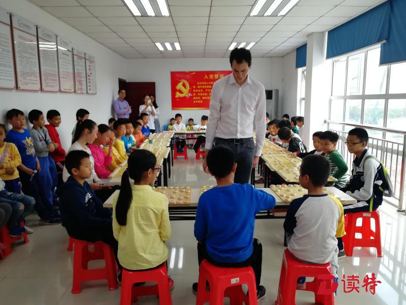 德国友人进坪山区社区与小朋友交流棋艺