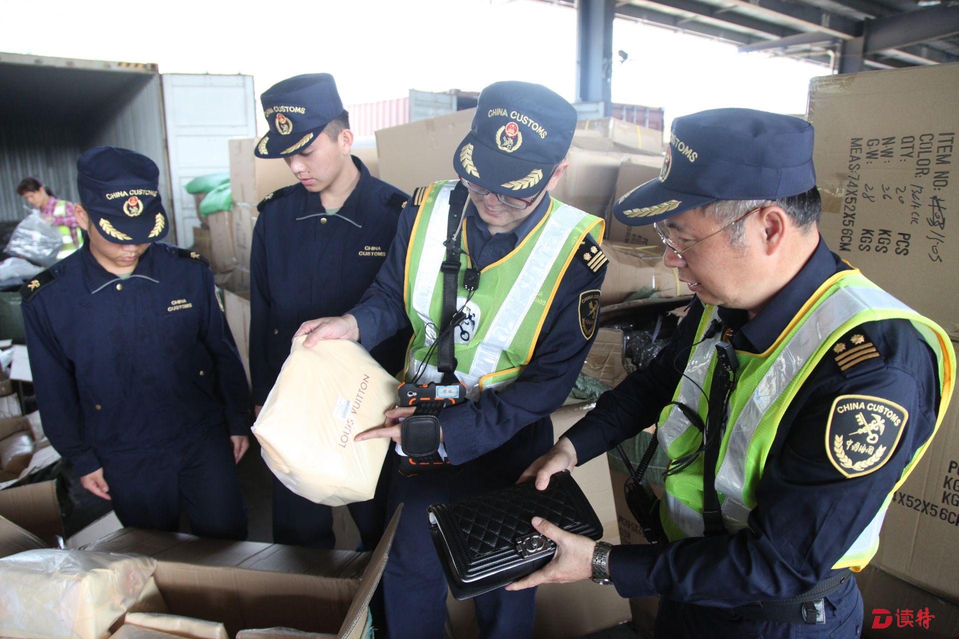 近日,深圳海关隶属大鹏海关在盐田港查获3700多个侵权女包,侵权箱包上