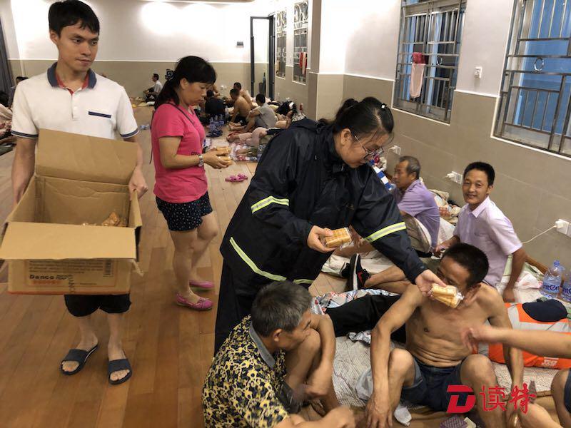 皇岗路某加油站，一对母子被台风吹倒的大树压伤