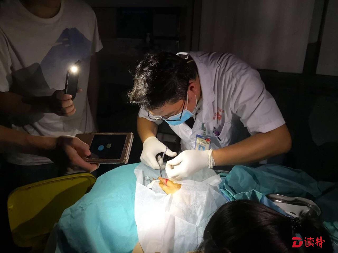 打着手电做手术！暴风雨中，他们守护深圳人的健康