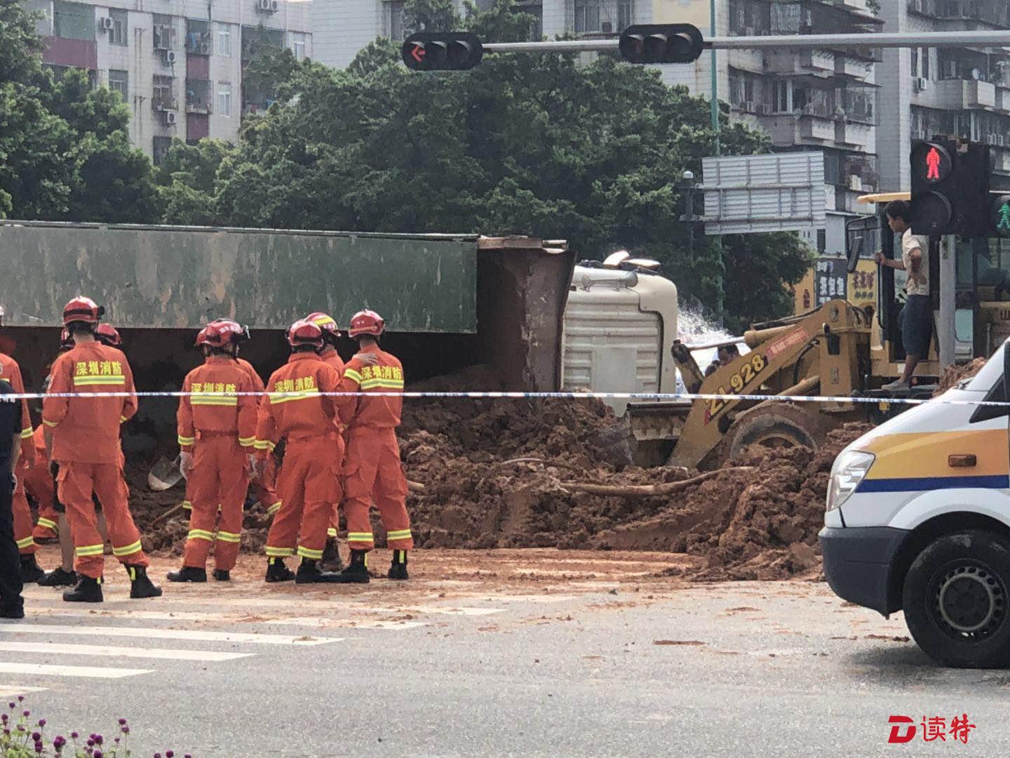 宝安发生泥头车侧翻事故 已致1死3伤