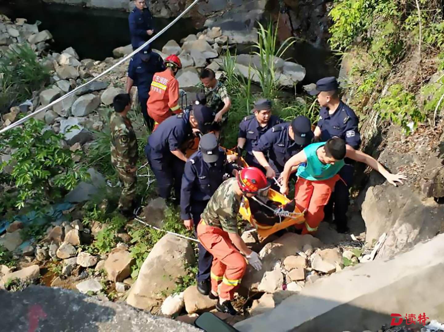一男子爬山摔断胸椎 治愈后向救援警队道谢