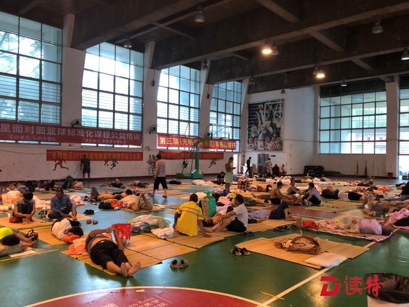 光明警方出动千余警力对抗“山竹”，安置群众17900人次，解救受困群众52人