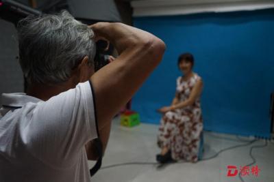 深圳有支敬老摄影公益服务队，免费为2000多位老人拍肖像