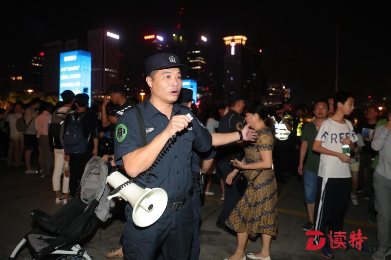 致敬！为安心投入灯光秀安保工作，他动员家人回了老家