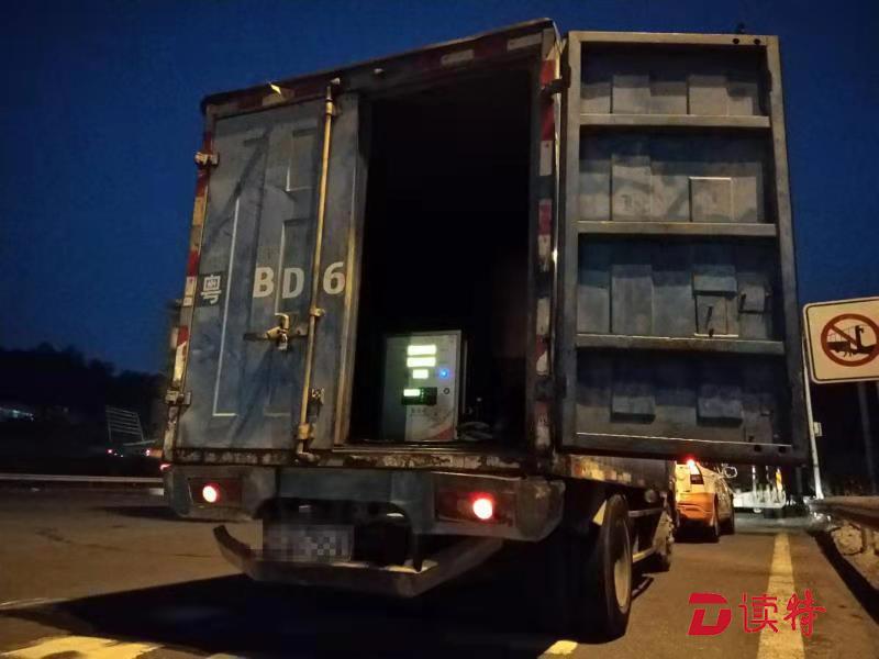 黑油车凌晨路边卖油 被查获后暴力抗法 拘留！ 