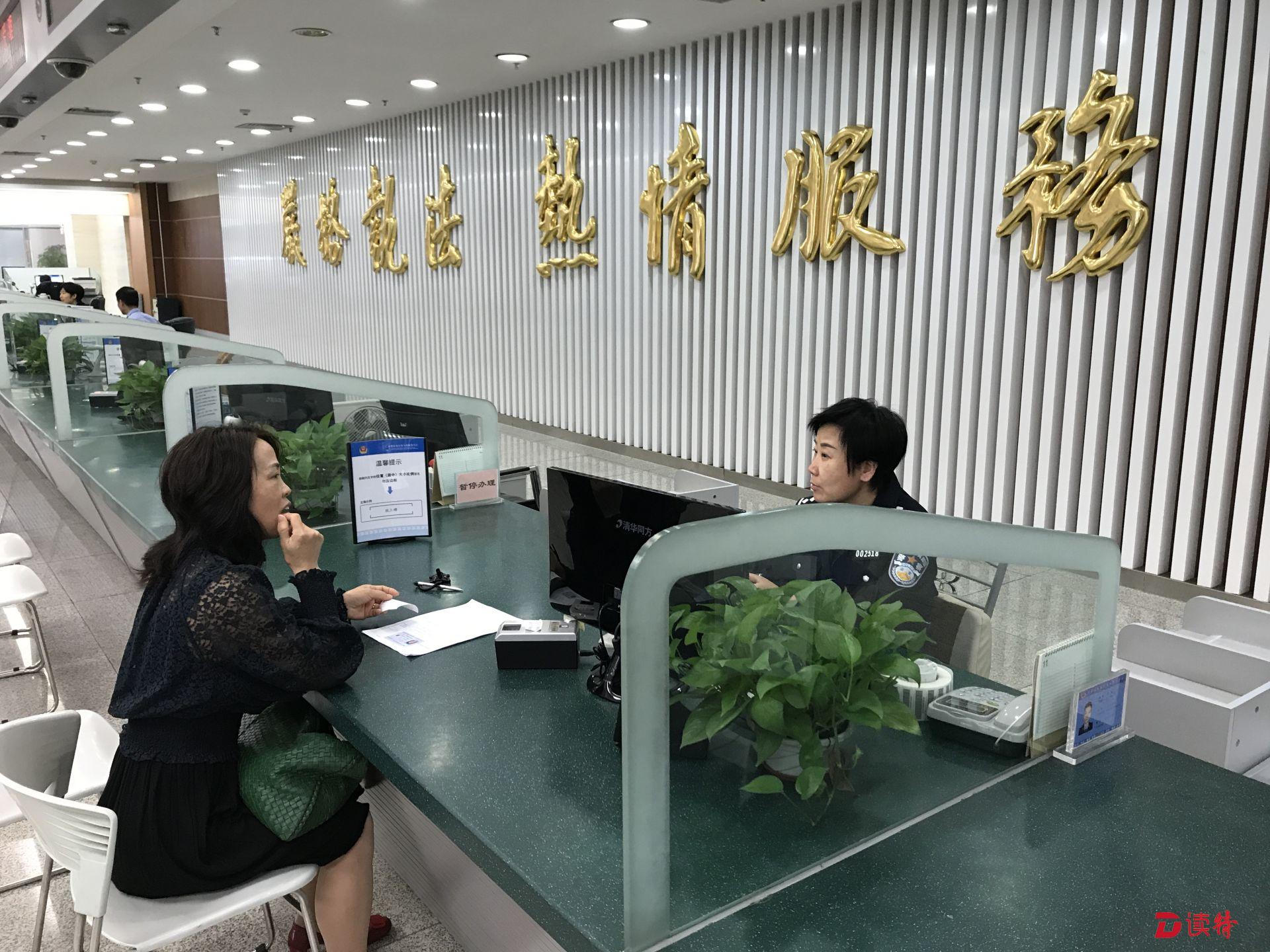 港珠澳大桥通车引“观桥”热 广东公安出入境迎新一轮高峰