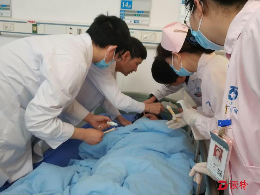 眼球掉出来还能“种”回去？这位21岁女子真幸运！