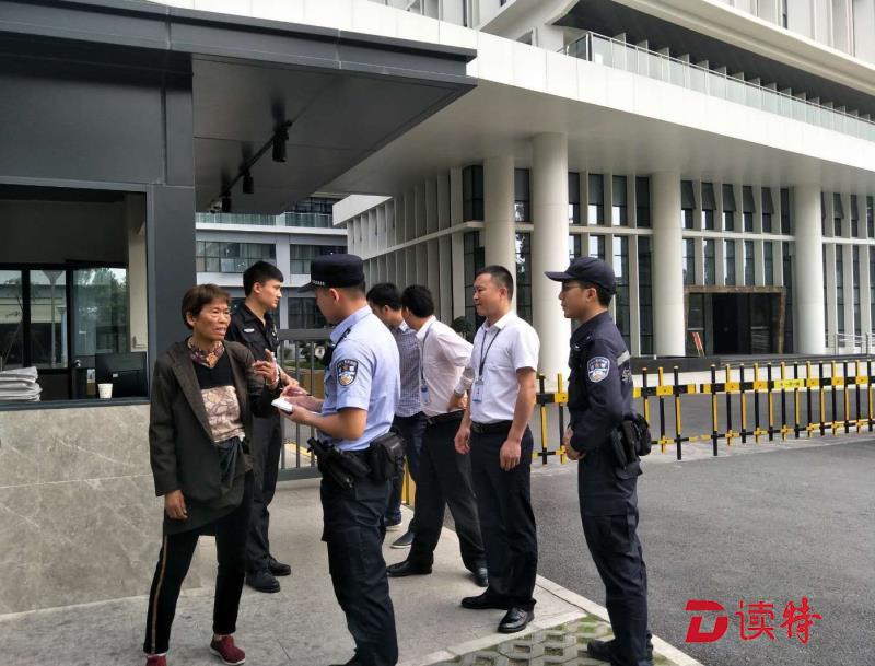 阿尔茨海默病老人工厂内游荡，民警助其与家人团聚