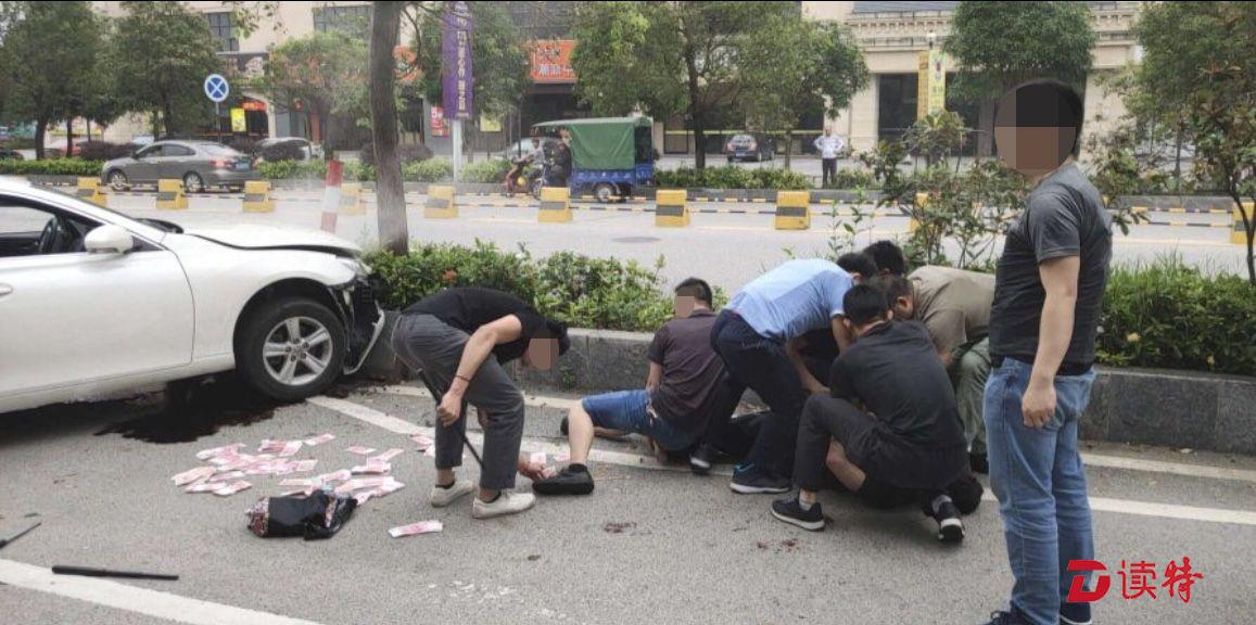 惊心动魄警车街头追击毒贩场面堪比大片