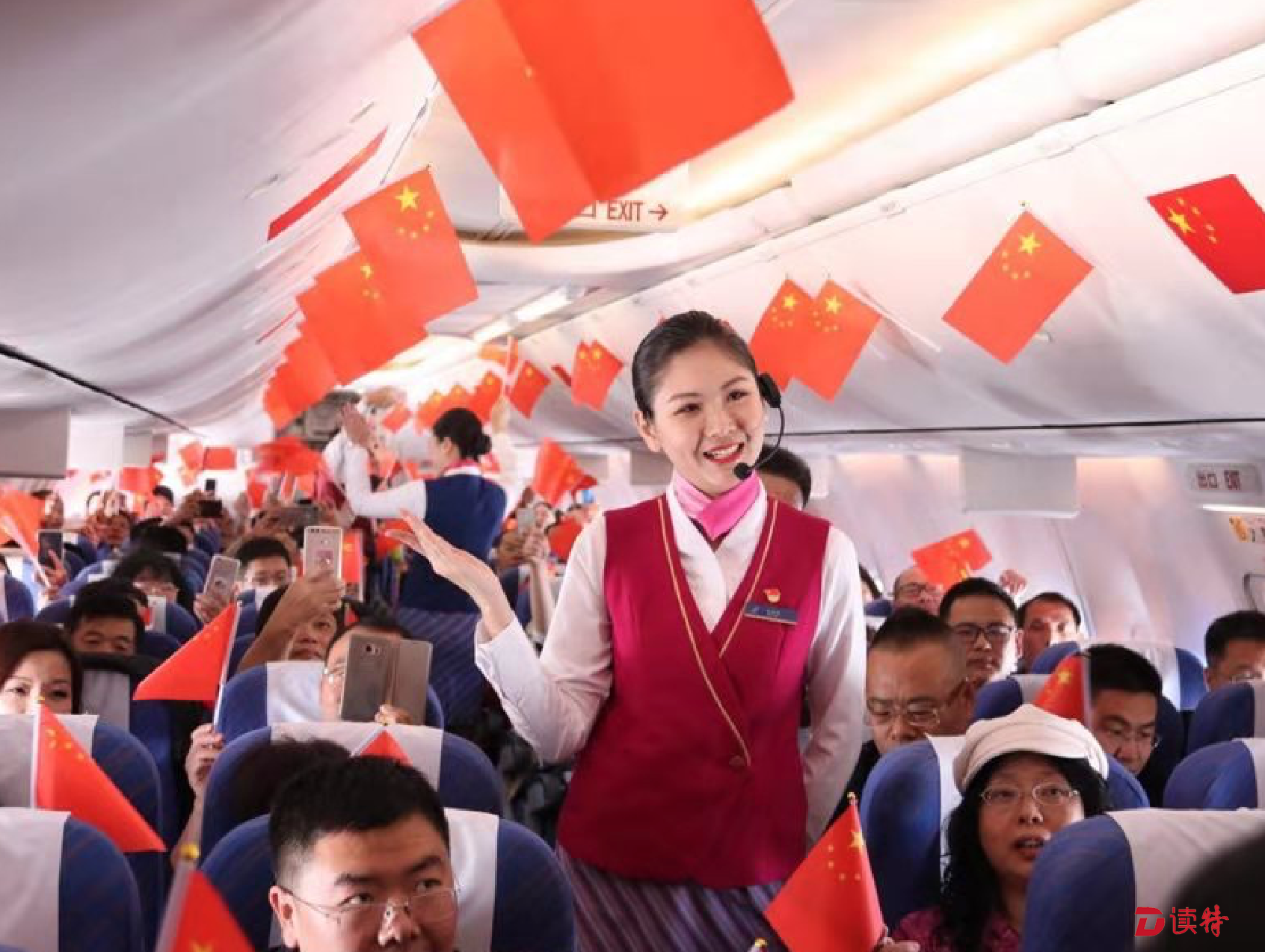 南航首批13条航线转场北京大兴机场 旅客纷纷尝鲜“打卡”