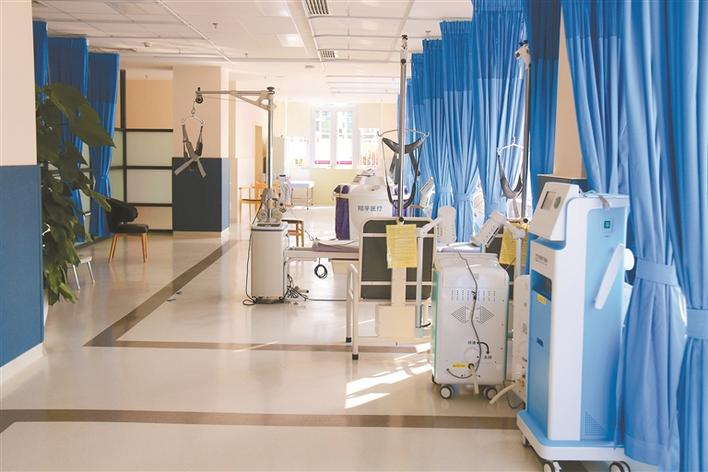 宽敞明亮的康复治疗区,干净整洁的针灸诊室,才刚到上班时间,位于罗湖