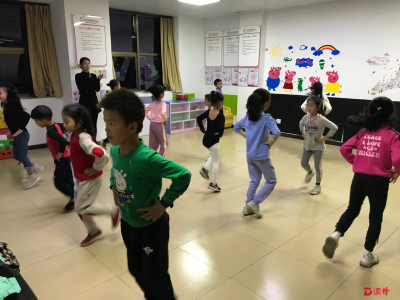 带给孩子快乐童年，李松蓢社区举办“向日葵”少儿舞蹈训练营            