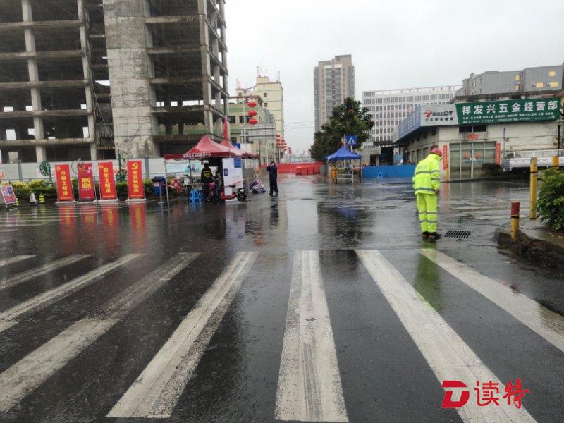 凤凰街道“三个强化”双管齐下 做好疫情防控和强降雨防御 