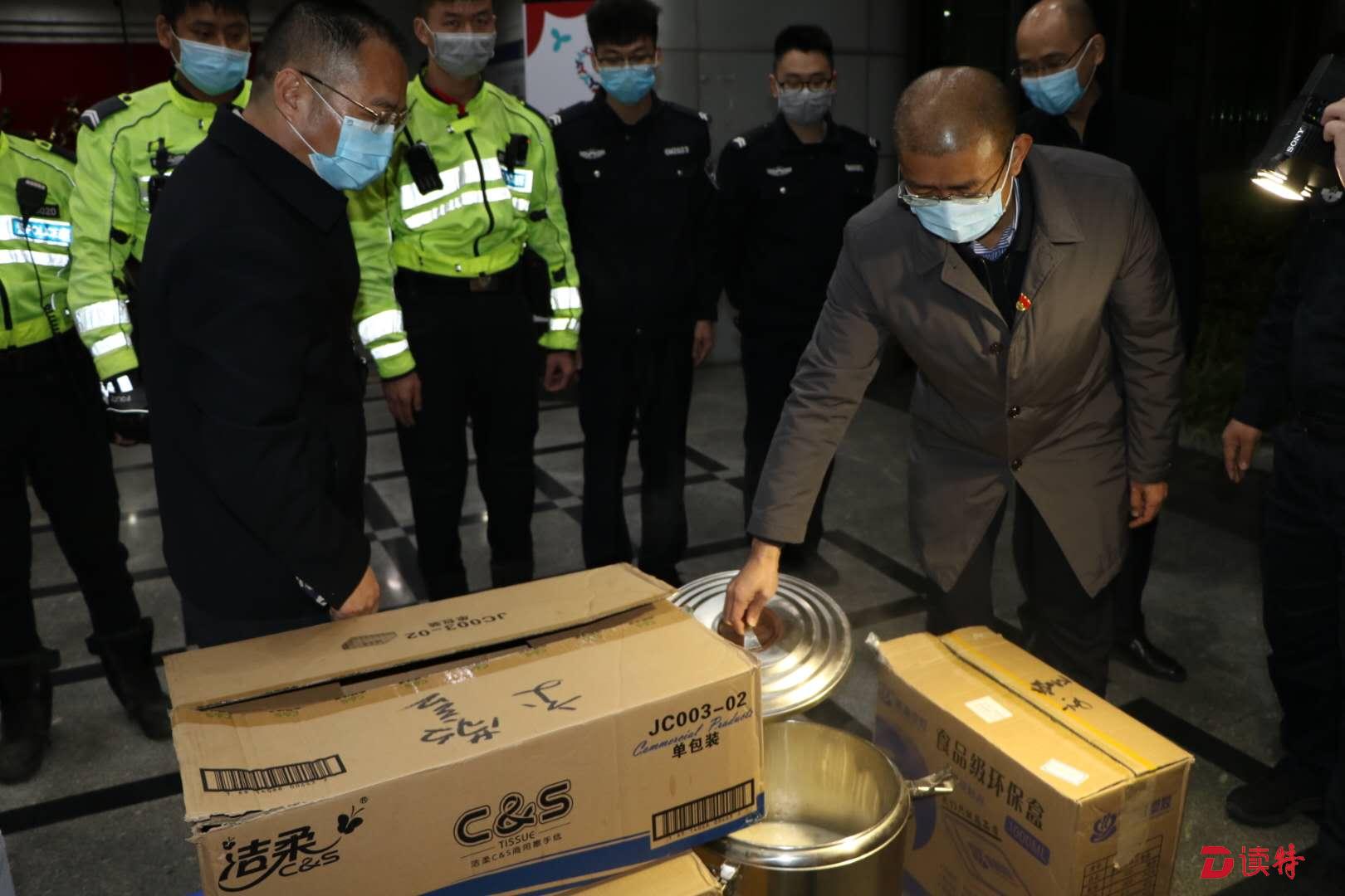 一线执勤人员寒风中喝到“爱心粥”，马田街道为社区防疫检测点送温暖 
